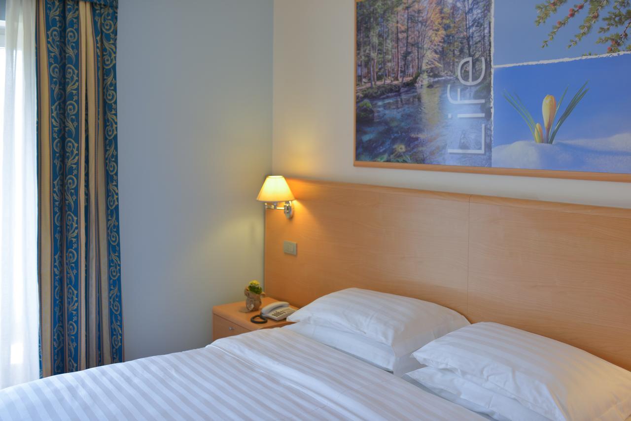 Vital Hotel Flora โกมาโนแตร์เม ภายนอก รูปภาพ